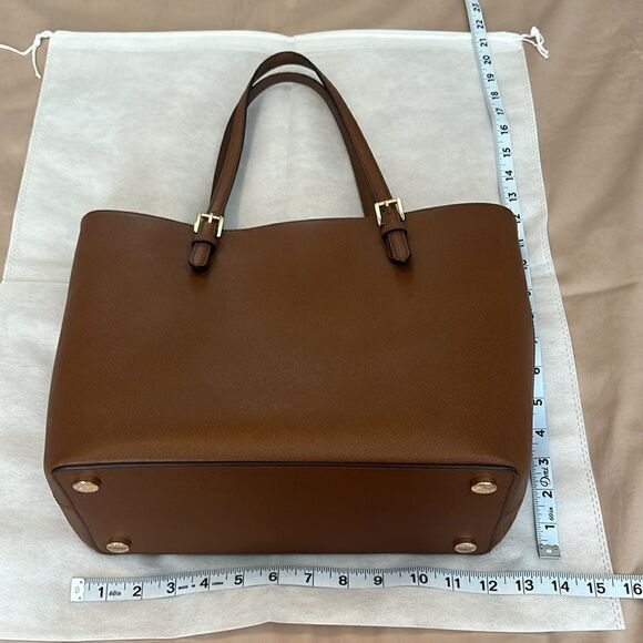 Michael Kors brown leather handbag lots of pockets roomy and adjustable handles - Picture 6 of 16